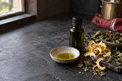 Aromatisches Hanfsamenöl mit getrockneter Zitronenschale und Zitronenmelisse