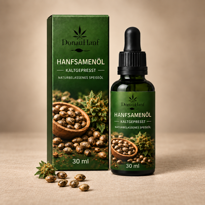 DonauHanf Hanfsamenöl natur 30 ml – Verpackung und Flasche auf warmem Sandhintergrund